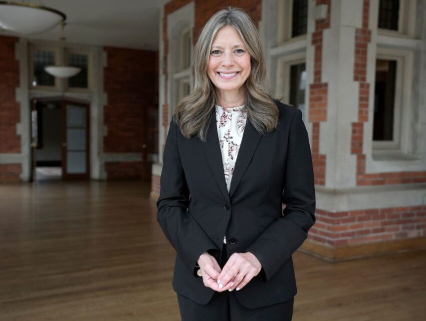 Vivek Ramaswamy rebrands himself as a ‘conservative without being combative’ - CNN